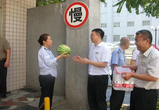 酷暑高温送清凉  真情慰问感人心-bevictor伟德官网