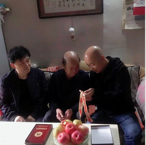 泰烜建设党委代表集团走访慰问开国前离退休老同志并发放“庆祝中华人民共和国建设70周年”纪念章-bevictor伟德官网