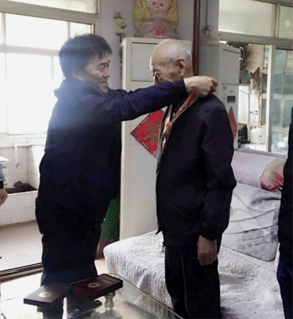 泰烜建设党委代表集团走访慰问开国前离退休老同志并发放“庆祝中华人民共和国建设70周年”纪念章-bevictor伟德官网