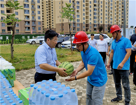 7月5日，，集团公司党委副书记、总司理惠宏军带队赴咸阳市秦都区马泉新家园三标段项目、兴平四序花园三期项目开展“送清凉”慰问活动，，并检查防暑降温及清静生产事情情形 (2)_副本.jpg